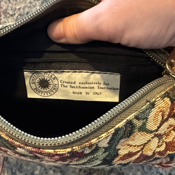 Smithsonian Institute Floral Crossbody Bag - Picture 3 of 4